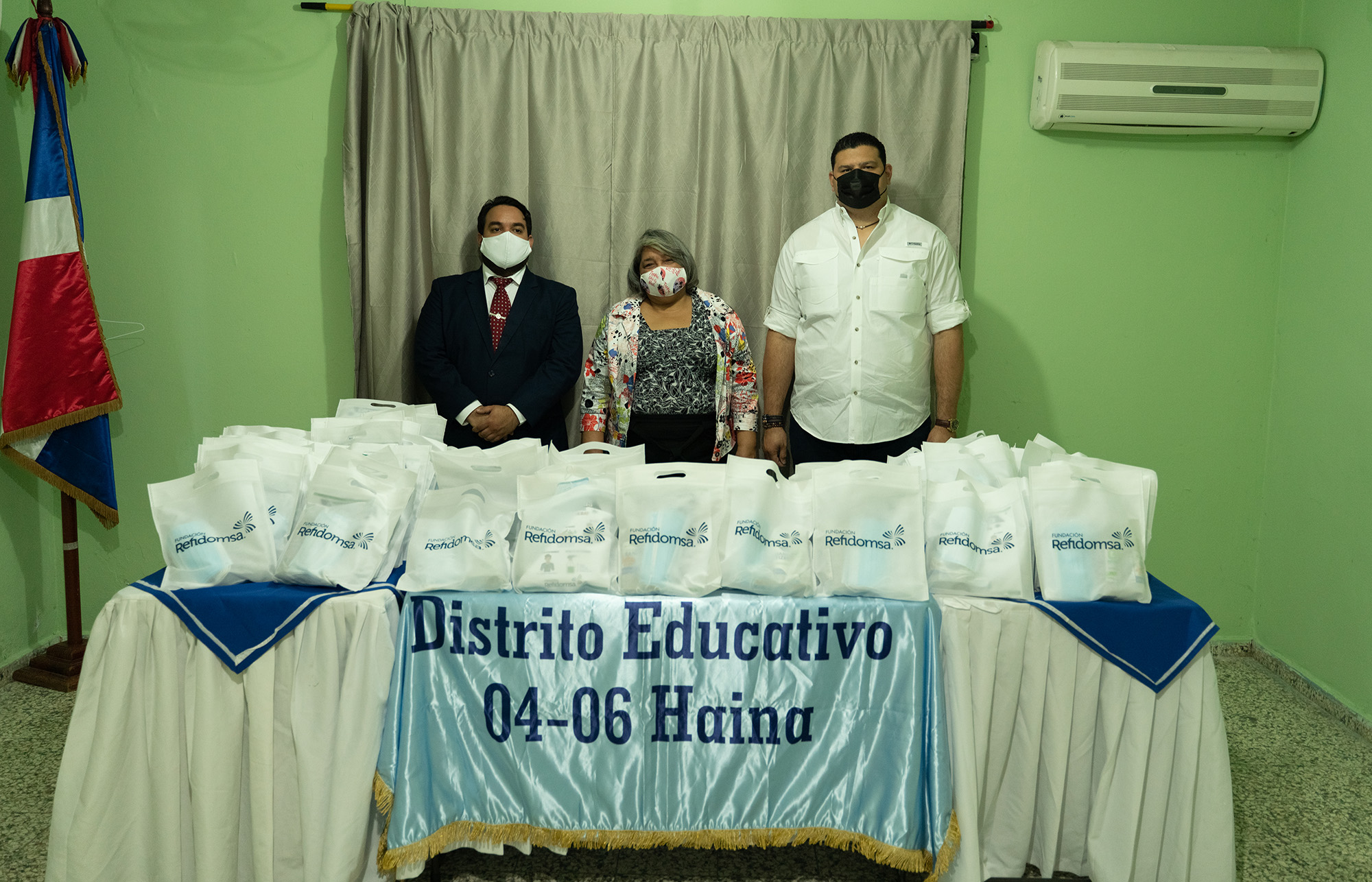 Fundación Refidomsa entrega de kit a distrito escolar haina